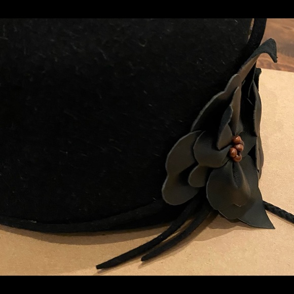 Black felt hat with leather floral detail - Picture 2 of 2